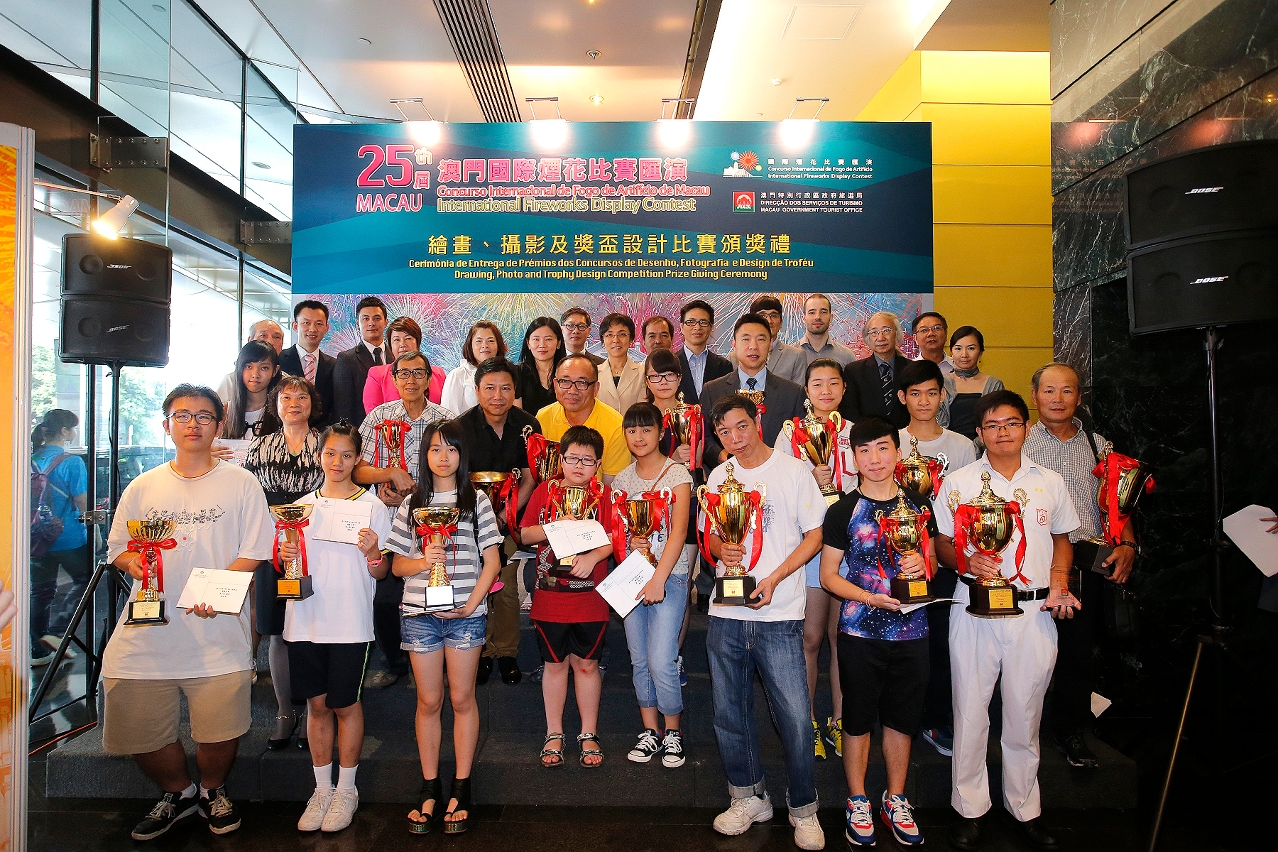 Senna Fernandes and prize winners