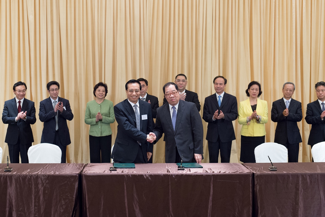 Signing ceremony of Framework Agreement on Cooperation in Construction of Cuiheng New District of Zhongshan, witness by the Chief Executive, Mr Chui Sai On, and the Governor of Guangdong province, Mr Zhu Xiaodan.