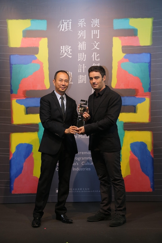 President of IC, Ung Vai Meng presented an award to Ivo M. Ferreira, the grantee of the Support Programme for the Production of Feature Films.