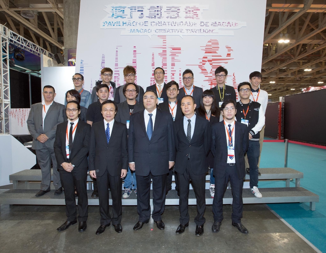 Chief Executive Chiu Sai On visited Macao Creative Pavilion and took picture with participants
