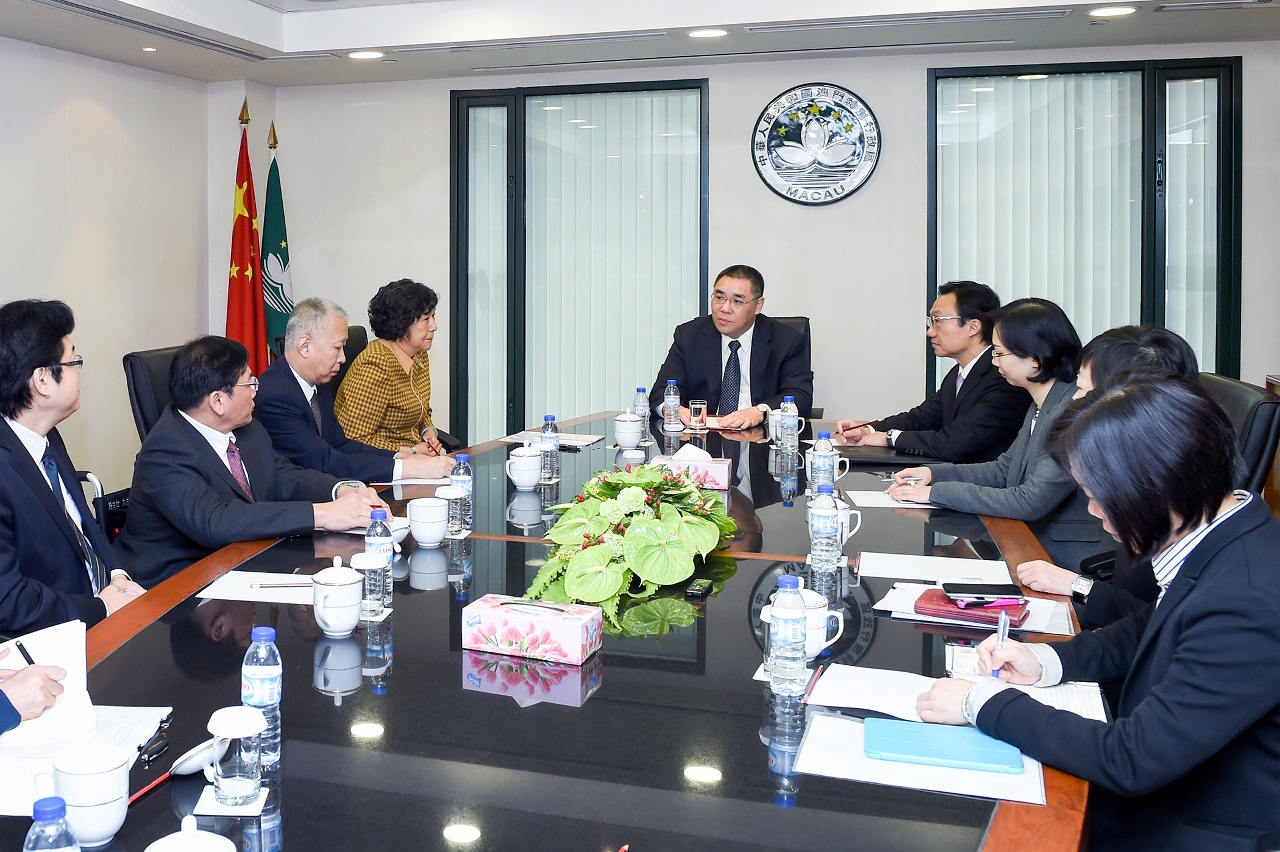 Chief Executive, Mr Chui Sai On, meets with the Vice President of the China Disabled Persons’ Federation, Ms Tang Xiaoquan.