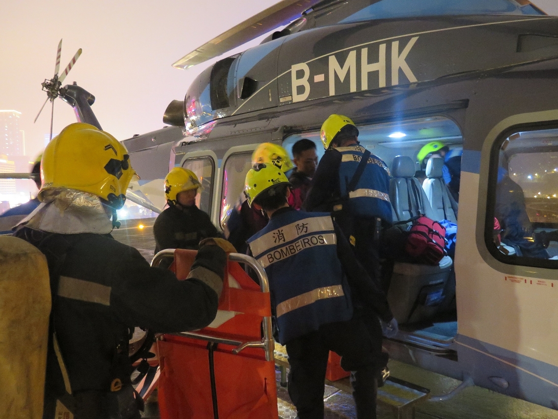 A full scale emergency exercise was conducted in the Macau Heliport in the late evening of 02 December 2014 till early next morning to simulate a helicopter accident and the response of all relevant entities to test their capacity in handling emergencies.
