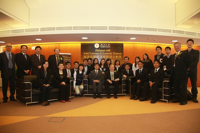 Post-secondary students from Zhuhai and Macao discuss questions face to face with Prof. Mundell