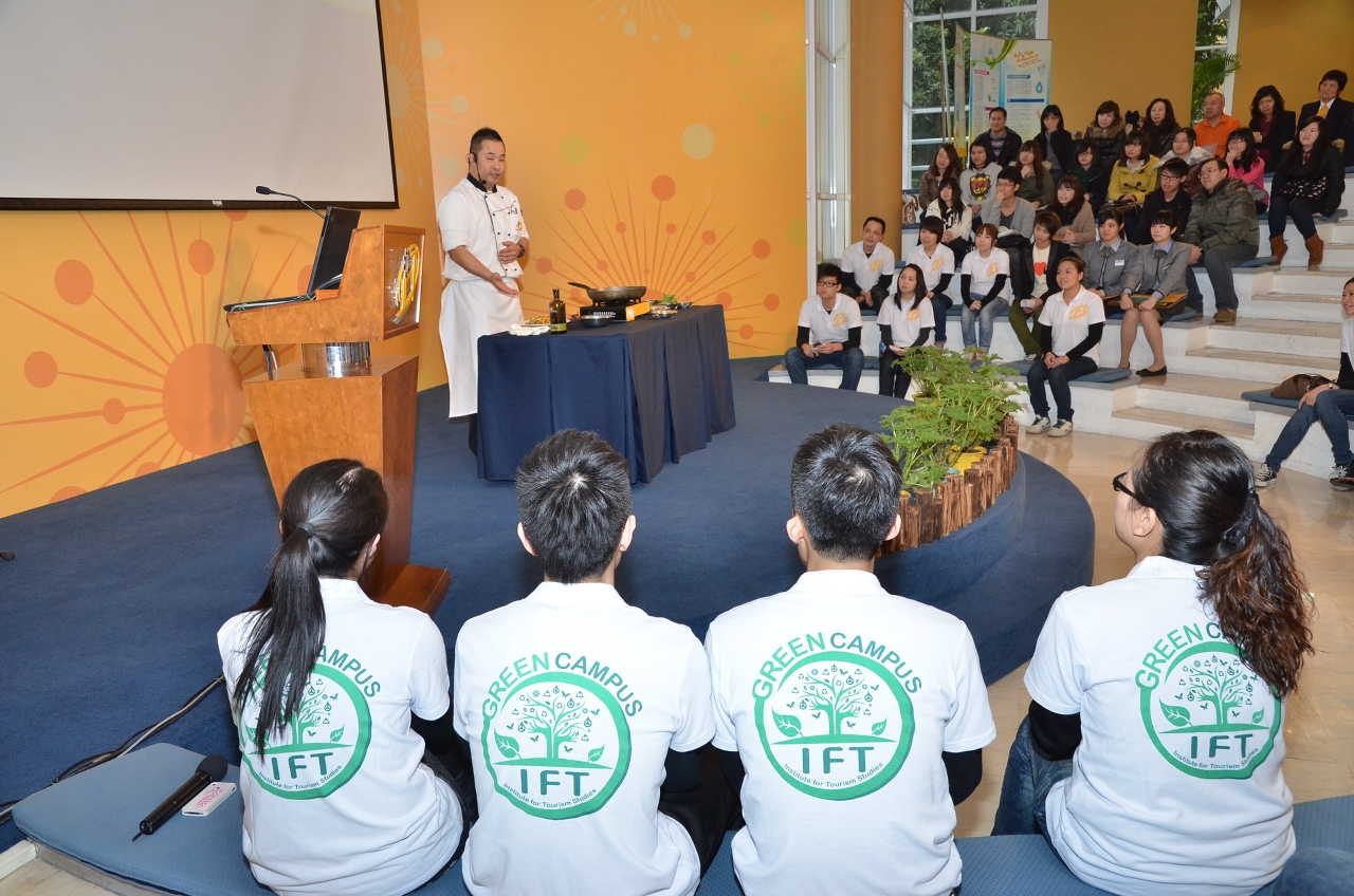 Chef Raymond Wong of IFT demonstrating cooking skills for making green dishes.