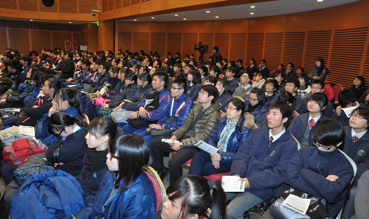 Approximately three hundred teachers and students from local secondary schools attend the sharing session