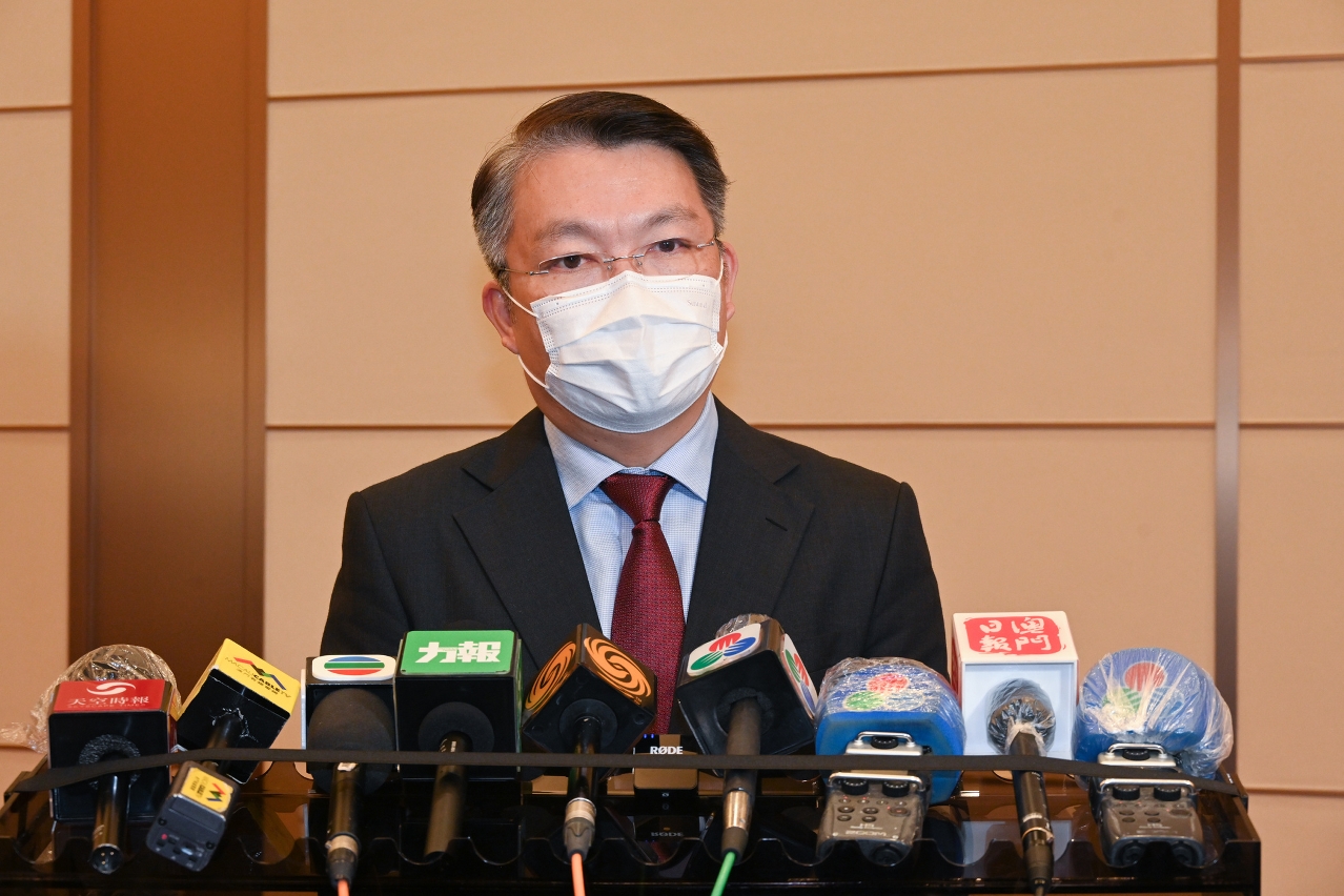 The Secretary for Economy and Finance, Mr Lei Wai Nong, speaks to reporters.
