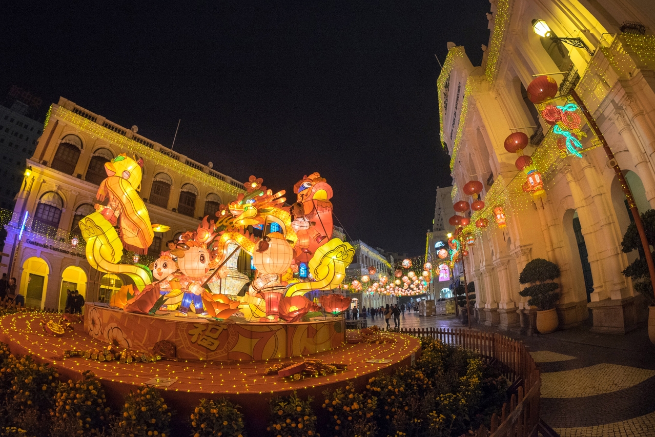 Glittering Lunar New Year lighting decorations