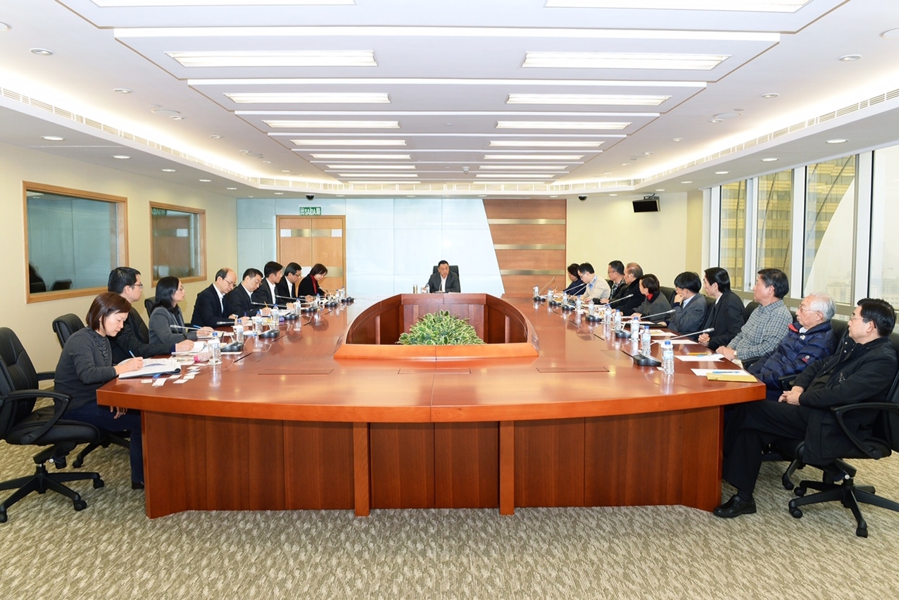 Secretary for Economy and Finance, Mr Leong Vai Tac, meets with representatives of fuel retailers.