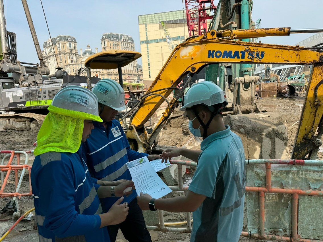 勞工局派員到建築工地派發工作安全指引