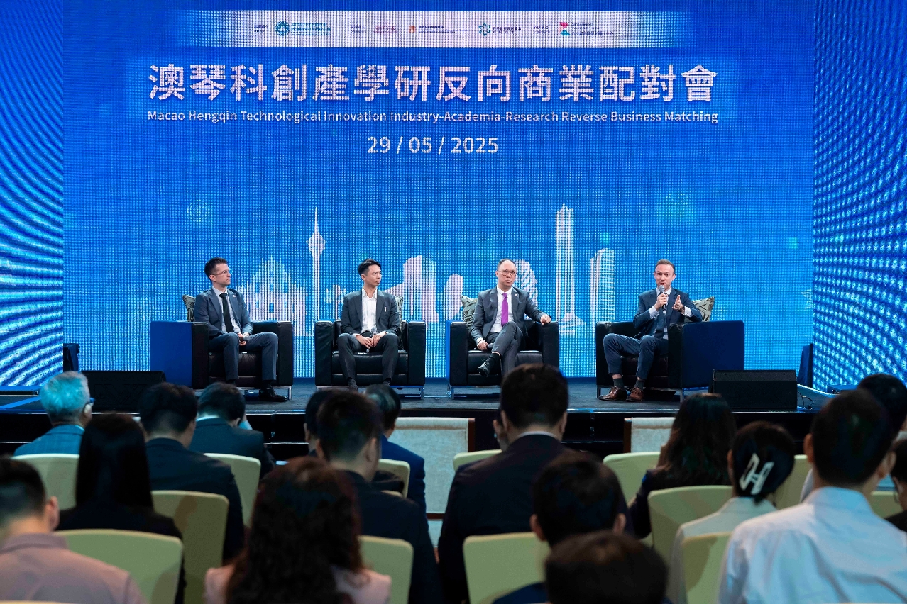 图4 休企为参会者解疑