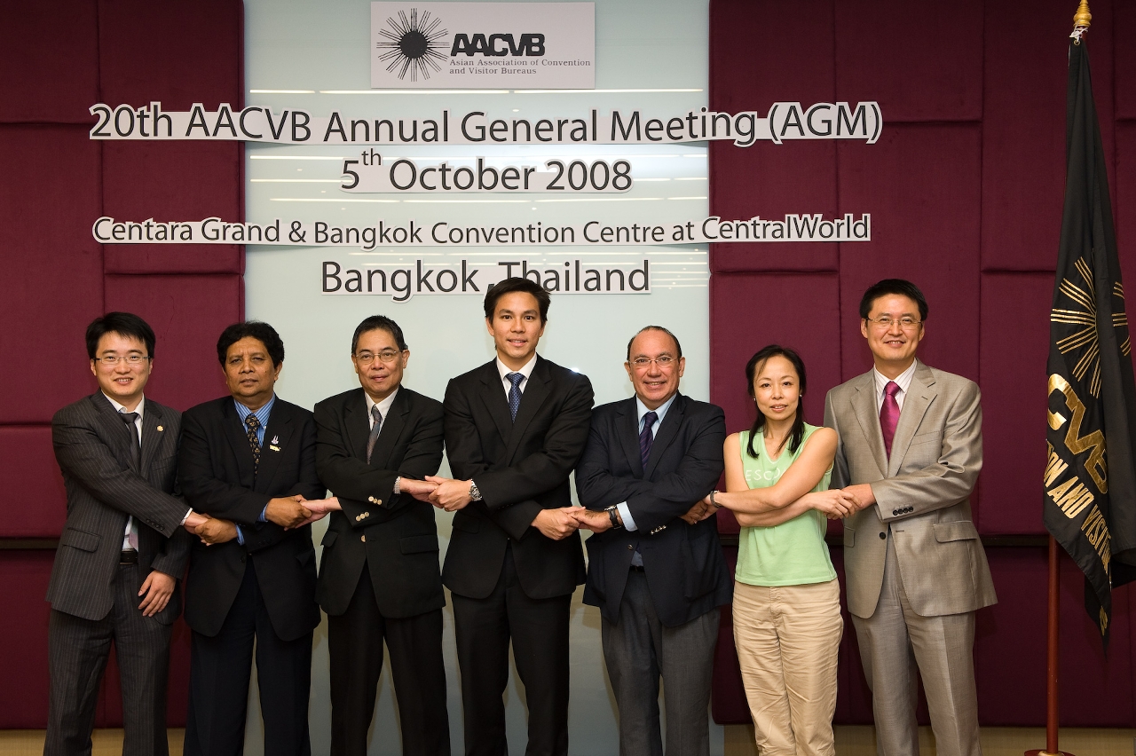 安棟樑(右三) 擔任協會秘書和財務