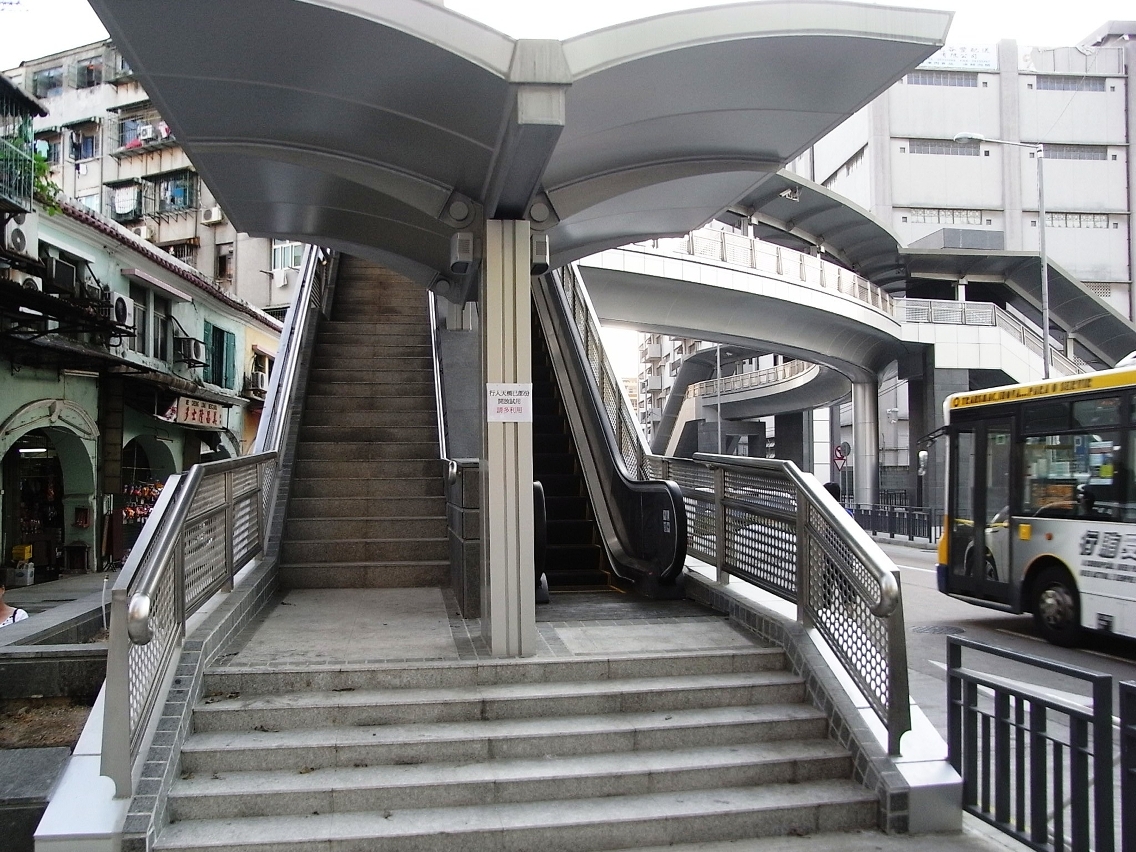河邊新街行人天橋