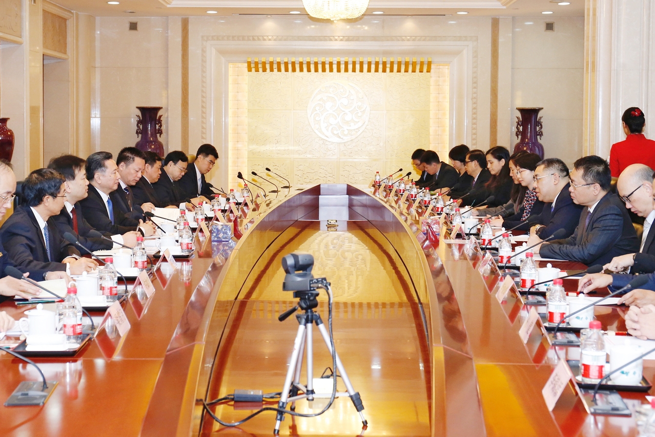The Chief Executive, Mr Chui Sai On, meets with the Minister of Transport, Mr Li Xiaopeng.