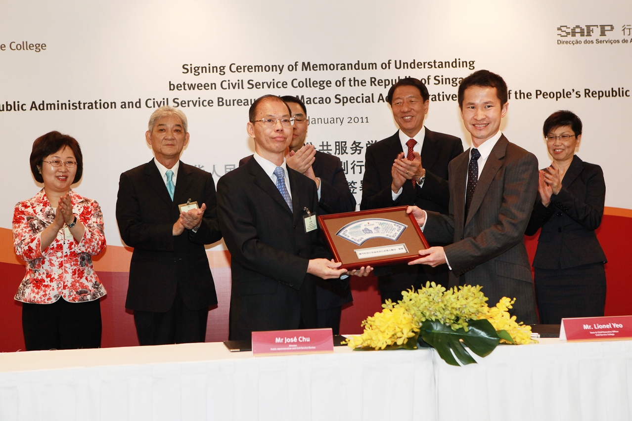 Entrega de lembranca pelo Dr. Jose Chu, Director do SAFP ao Director do CSC, Yeo Hung Tong