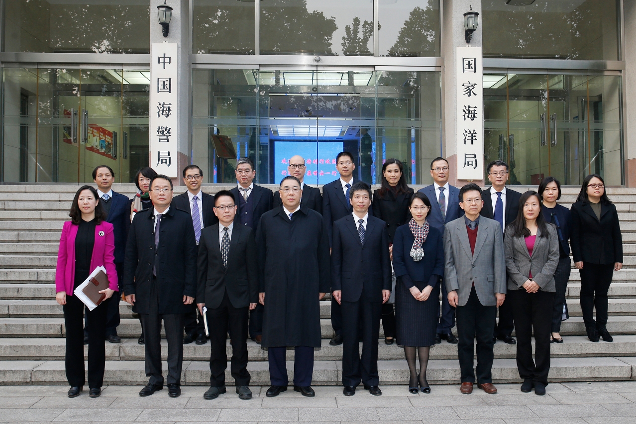 The Chief Executive, Mr Chui Sai On, meets with Deputy Director of the State Oceanic Administration, Mr Shi Qingfeng.