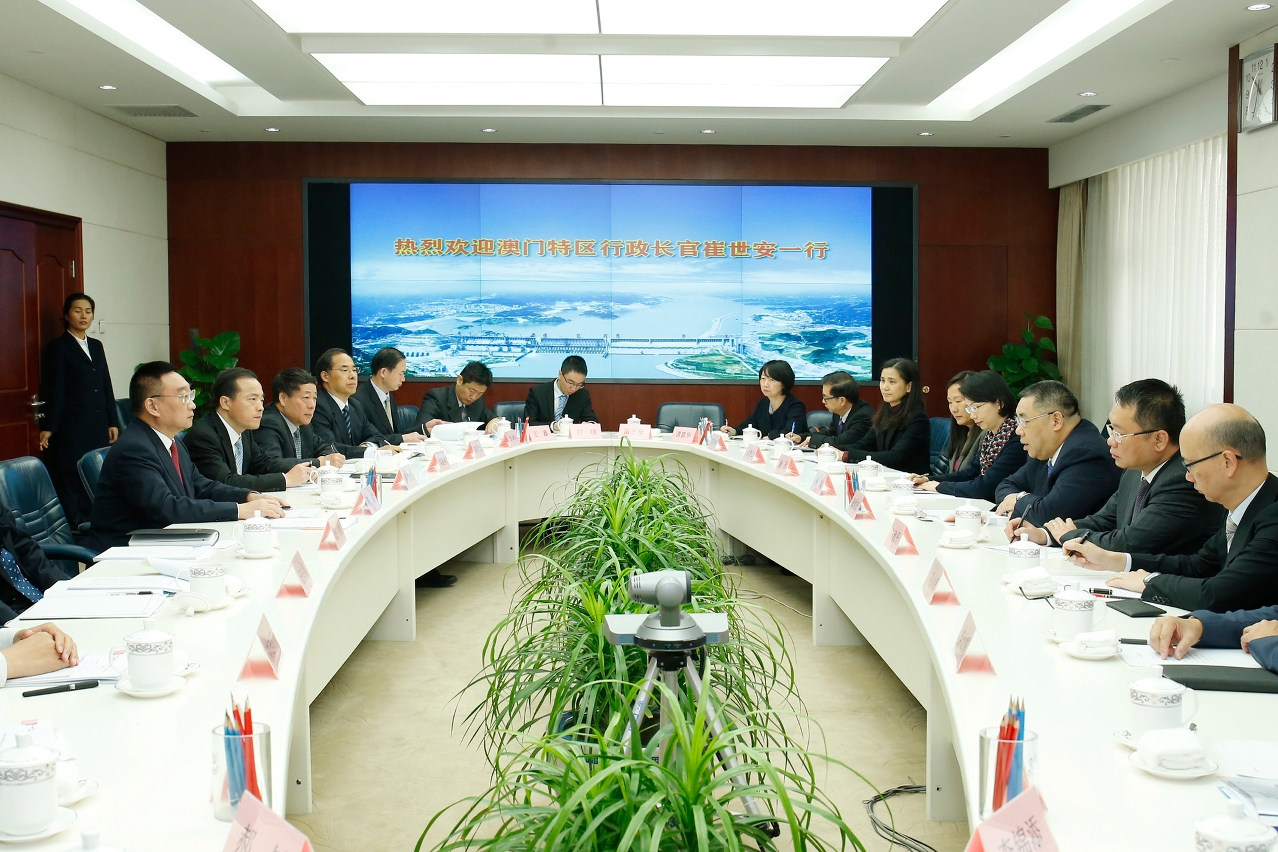 The Chief Executive, Mr Chui Sai On, meets with the Minister of Water Resources, Mr Chen Lei.