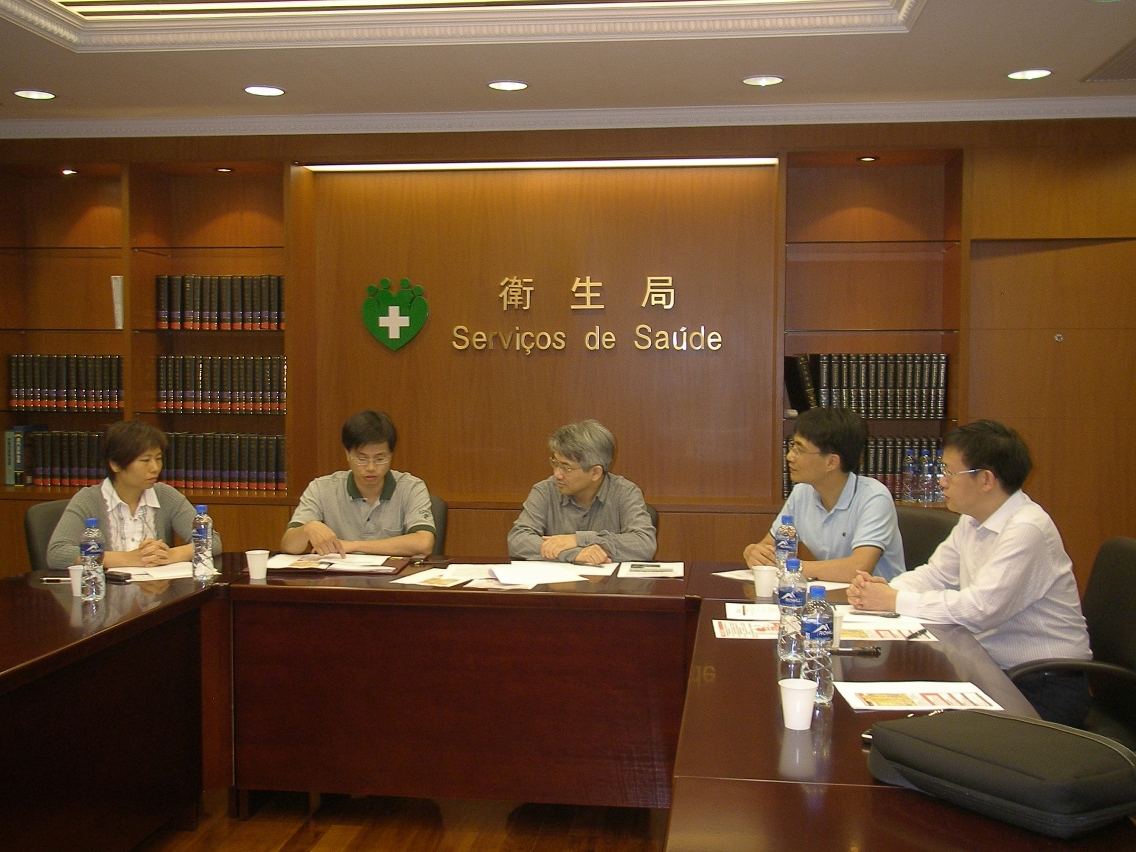 衛生局局長李展潤（中）與民政總署管理委員會委員伍秉賢（左二）等商討加強預防禽流感措施。