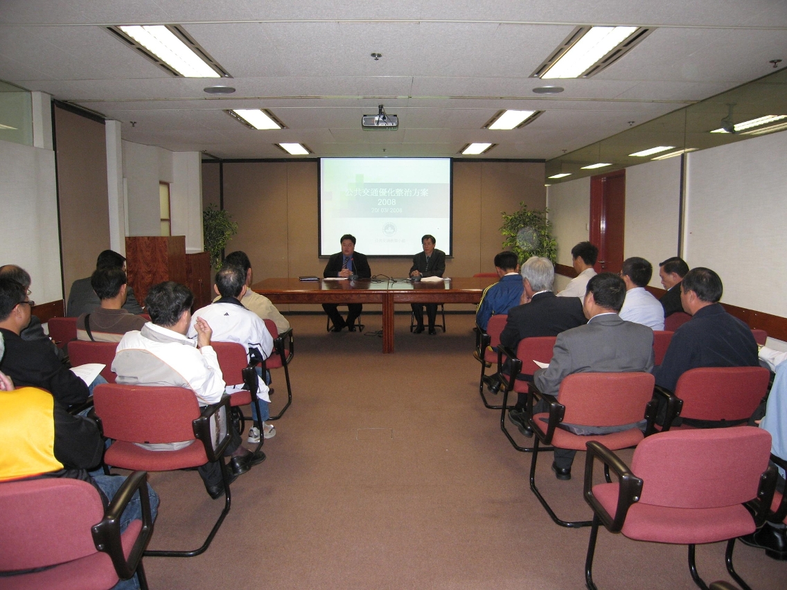 公共交通政策小組與民政總署向的士業界介紹方案內容