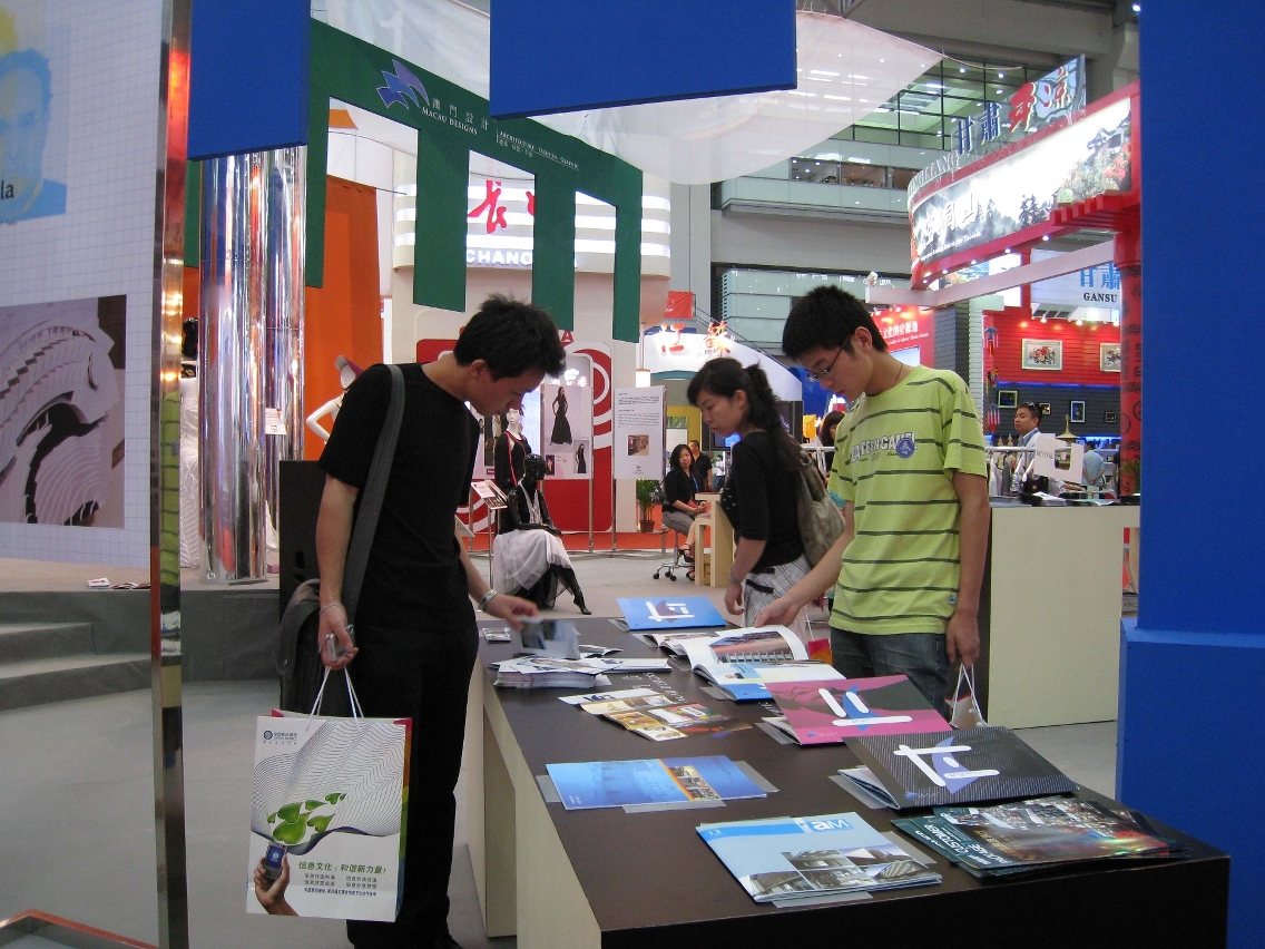 參觀者對澳門的創意設計感興趣