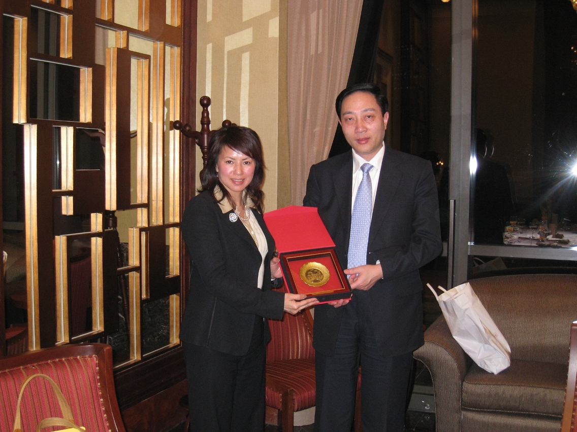 上海市人民政府港澳事務辦公室主任李銘俊向楊寶儀主任贈送紀念品