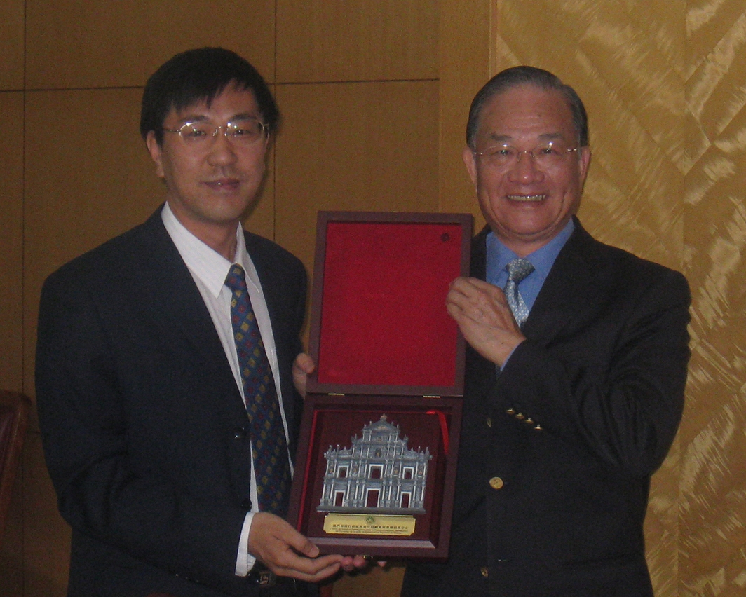 可持續中心主任謝志偉向國家發展和改革委員會副司長鄒勇致送紀念品。