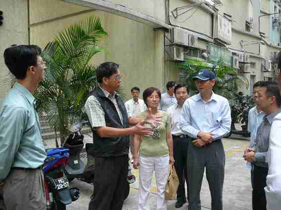 政府代表與坊會人員實地瞭解增設臨時電單車泊位的可行性。