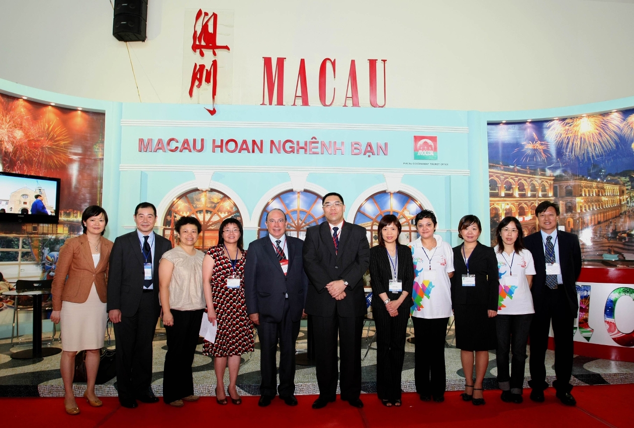 越南-崔世安代表團一行攝於旅遊局的展台