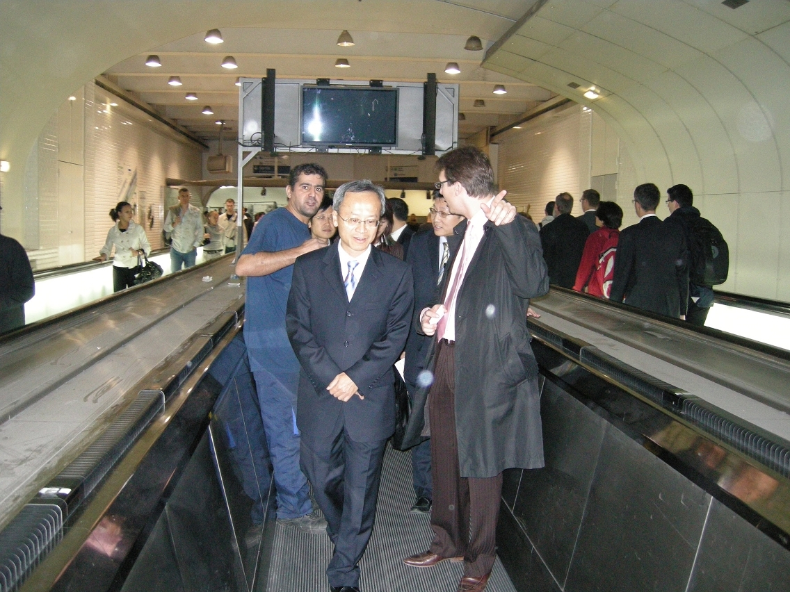 劉司長試用快速步行系統