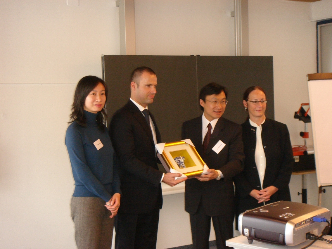 社會文化司司長辦公室譚俊榮主任及旅遊學院黃竹君院長向格里昂酒店管理學院的Dr. Deborah Prince 及Marc Ledermann先生贈送紀念品