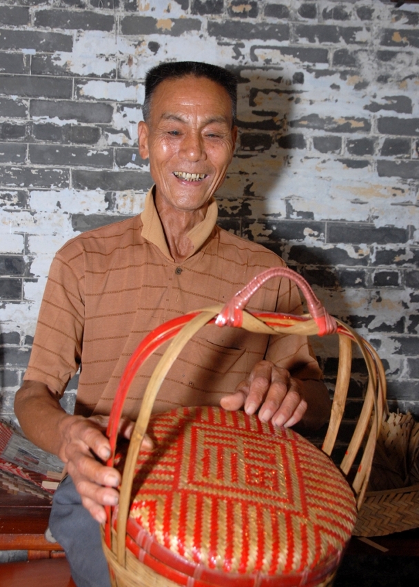 以竹編技法創作之“福”字提籃別具特色