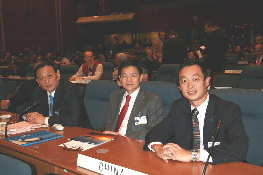 澳門特別行政區以中國代表團身份出席了國際民航組織第36屆大會。前排左起：國家民航總局副局長楊國慶、香港特區民航處處長羅崇文及本澳民航局局長陳穎雄