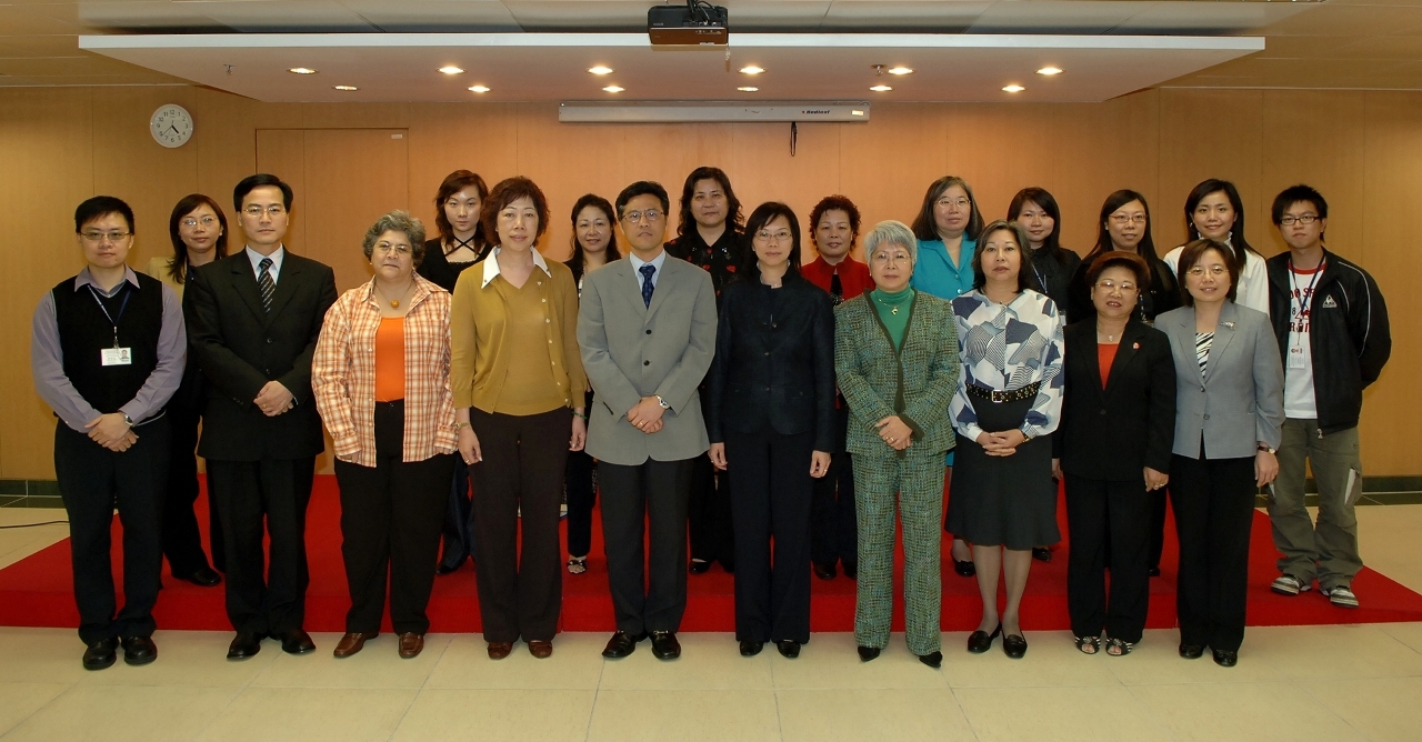 婦女事務諮詢委員會成員與社會工作局負責人合照