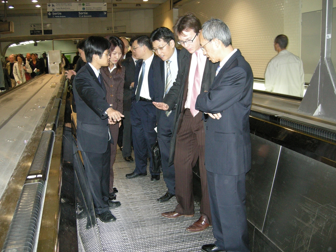 考察團聽取自動步行系統簡介.