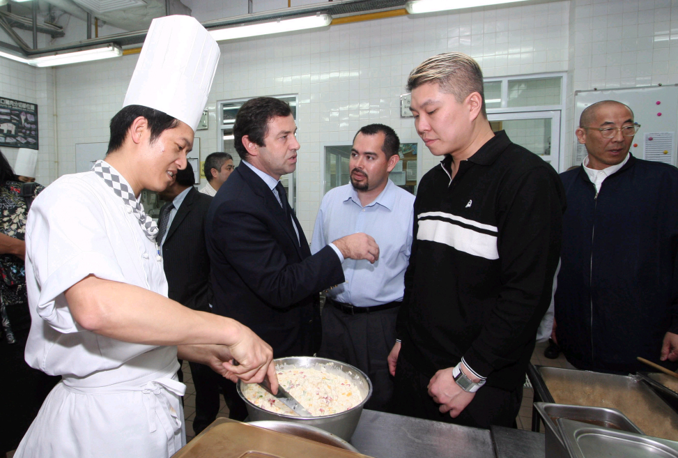 “華館”廚師在旅遊學院學習烹調澳門菜