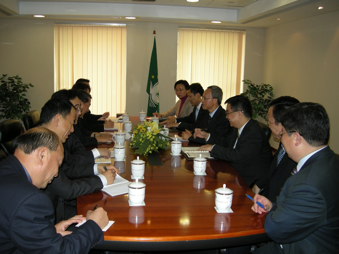 劉司長等與建設部專家團一行親切交談