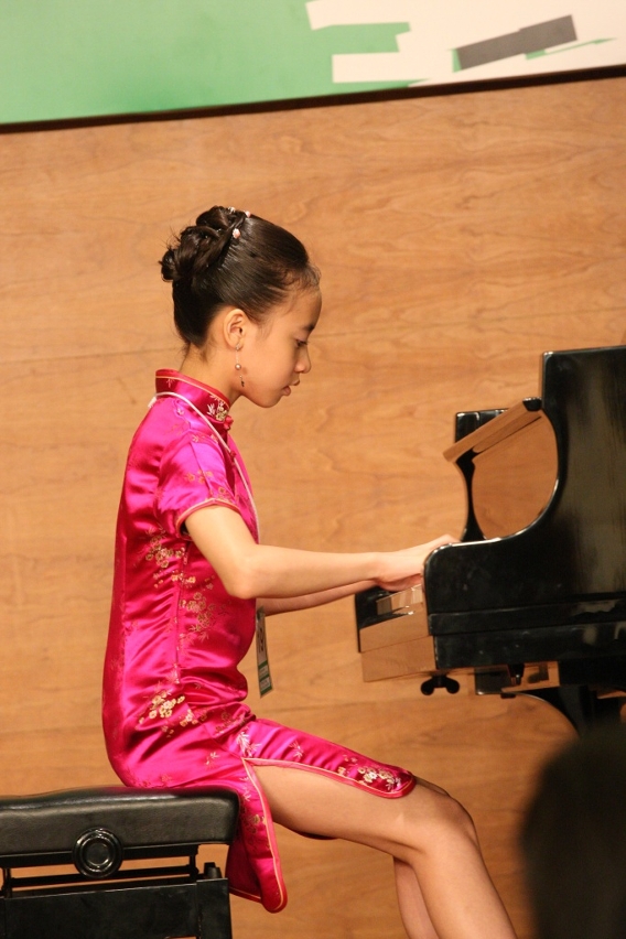 參與中國作曲家中級組賽事的參賽者悉心打扮