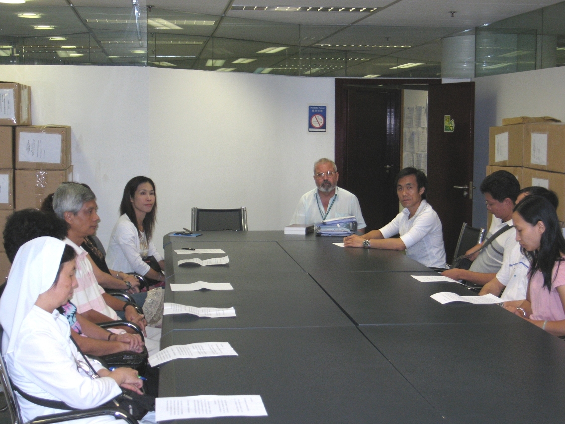 廣利大廈業主會代表了解護老中心施工准照審批進度。