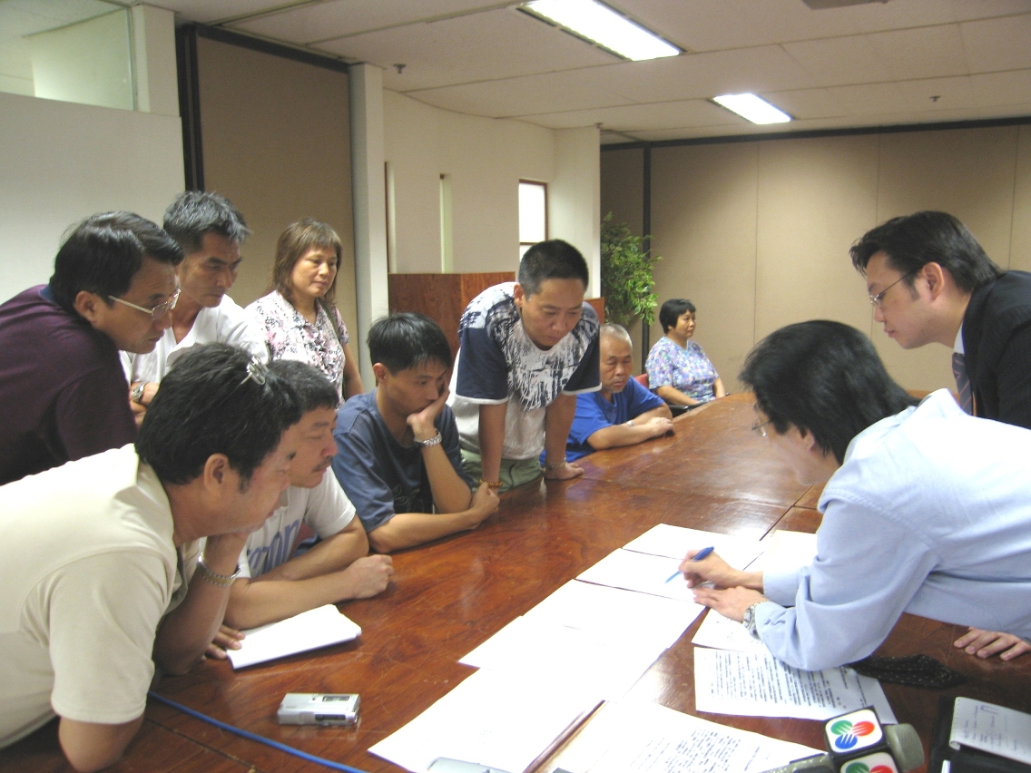 住戶代表細聽官員的解釋