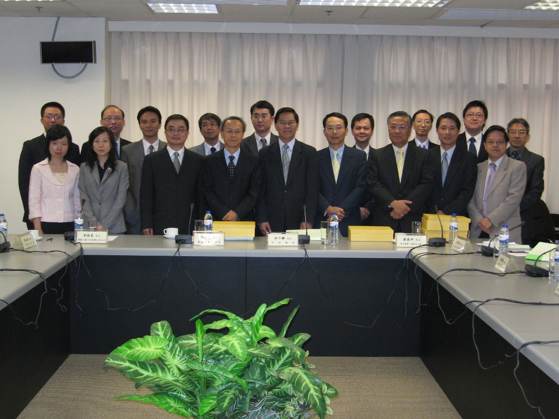 香港市建局行政總監林中麟一行到訪舊區重整諮詢委員會,和主席劉仕堯及政府跨部門工作小組舉行工作會議