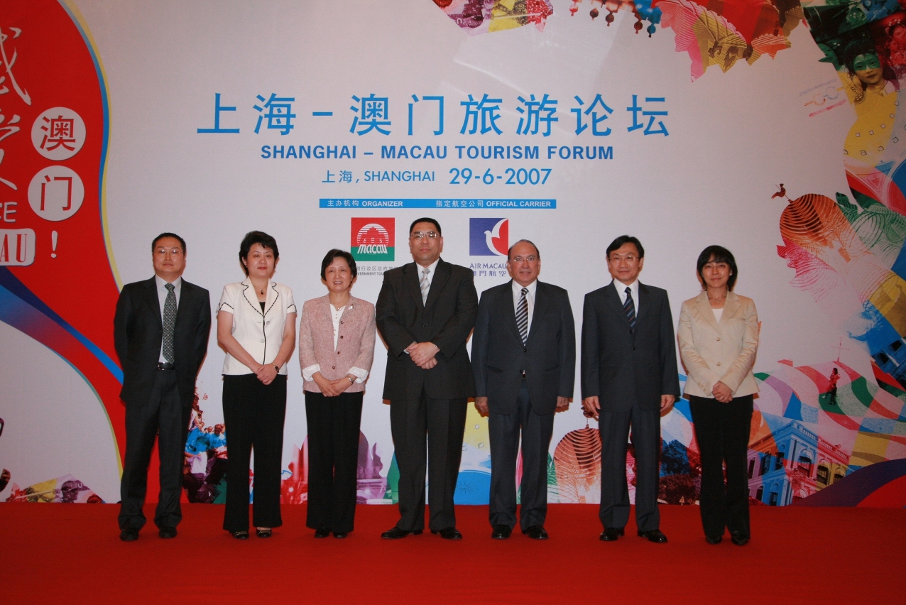 社會文化司司長崔世安與上海市旅遊事業管理委員會副會長朱承蓉(左三)及旅遊局局長安棟梁等負責人今日參加＂上海－澳門旅遊論壇“