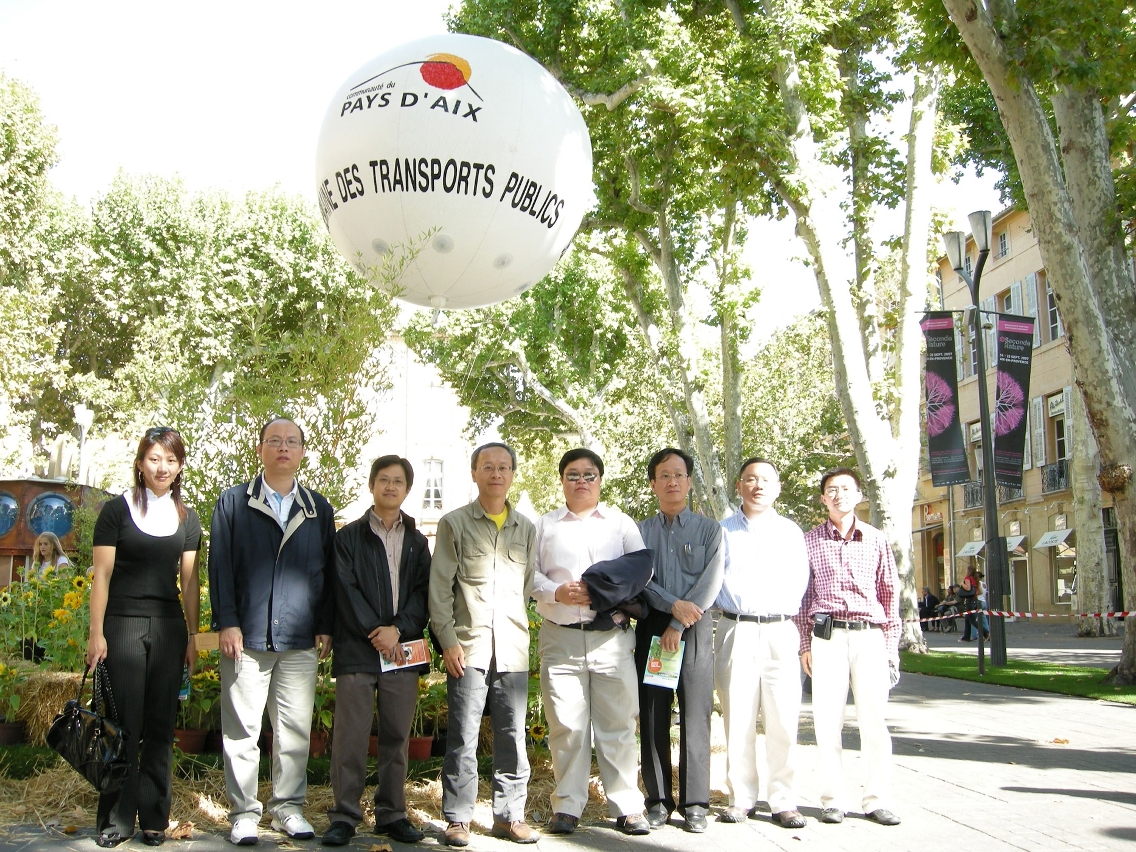 考察團參觀艾克斯公交周活動.