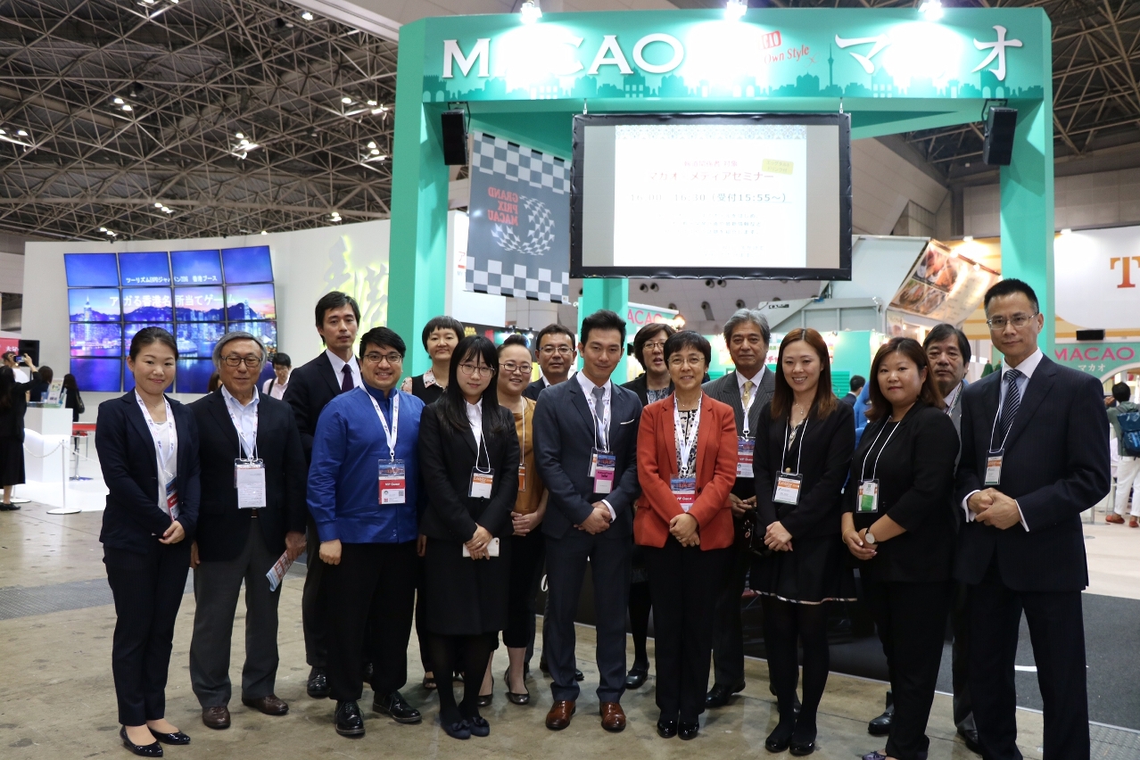 Maria Helena de Senna Fernandes com operadores turísticos de Macau no stand da DST