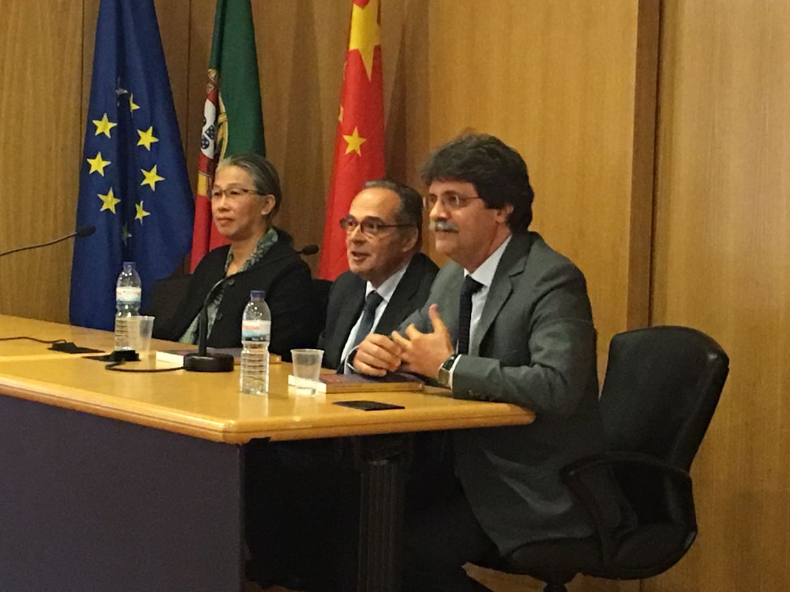 À esquerda: Directora do Arquivo de Macau, Lau Fong,Meio: Presidente do Centro Científico e Cultural de Macau do Ministério da Educação e Ciência de Portugal, Luís Filipe Barreto,À direita: Professor Adjunto da Escola Superior de Educação de Lisboa e Investigador do Centro de Estudos de Geografia da Universidade de Lisboa, Alfredo Gomes Dias