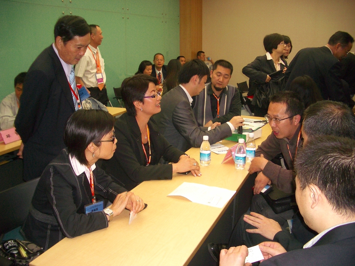 Os empresários de Macau participam nas sessões de bolsas de contacto participadas por empresas de Chongqing.