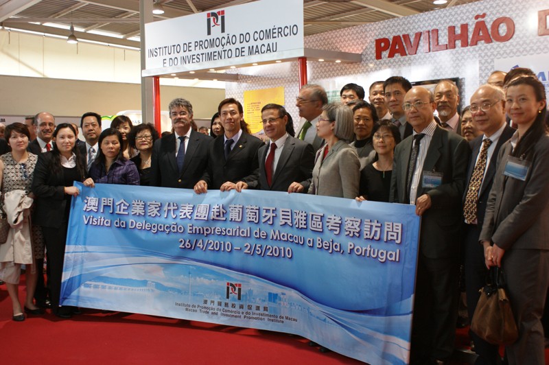 S.E. o Senhor Ministro de Agricultura, Desenvolvimento Rural e Pescas de Portugal, Prof. Dr. António Serrano com a Delegação Empresarial de Macau no Pavilhão de Macau na 27a Ovibeja