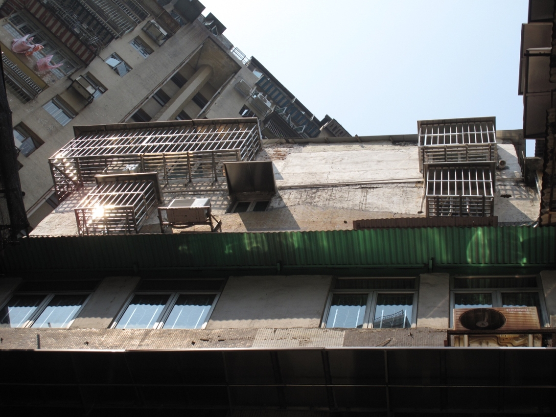 2010.08.05O infractor edificou no terraco uma construcao clandestina de dois pisos