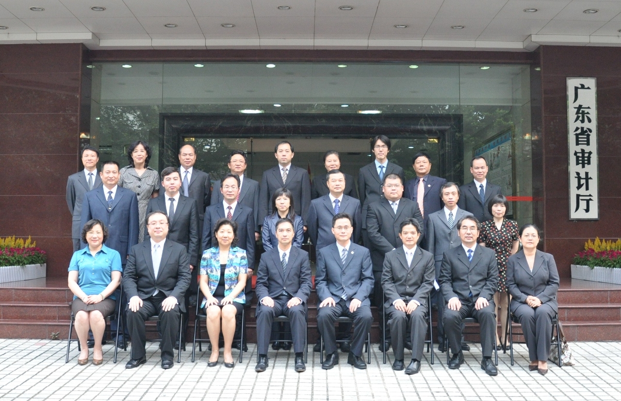 Membros da delegação do Comissariado de Macau com dirigentes do Departamento de Auditoria de Guangdong