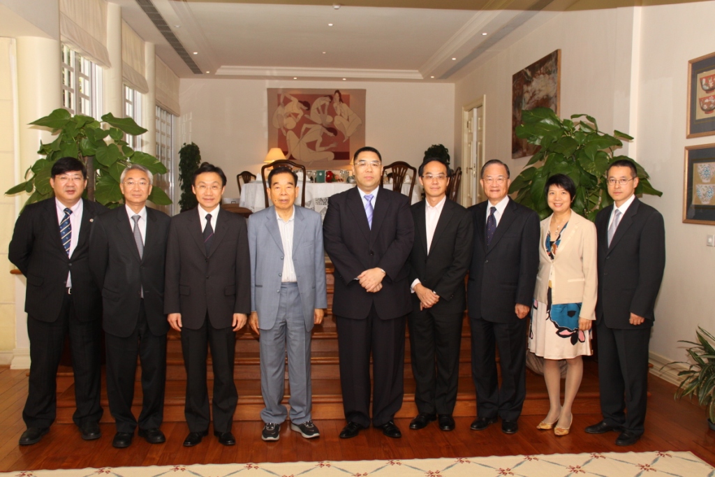 Group photo of (from left) Prof. Simon Ho, Acting Rector of UM； Dr. Lam Kam Seng, founding member of UMDF； Dr. Tam Chon Weng, Chief of the Office of the Chief Executive； Dr. Cheng Yu Tung, Chairman of the Chow Tai Fook Group；Dr. Chui Sai On, Chief Executive of the Macao SAR； Mr. Kent Wong Siu Kee, director of Chow Tai Fook； Dr. Tse Chi Wai, founding member of UMDF and Chair of the Executive Committee of UMDF；Ms. Eva Lo and Mr. Rocky Poon, social celebrities, taken at Macao Government Headquarters