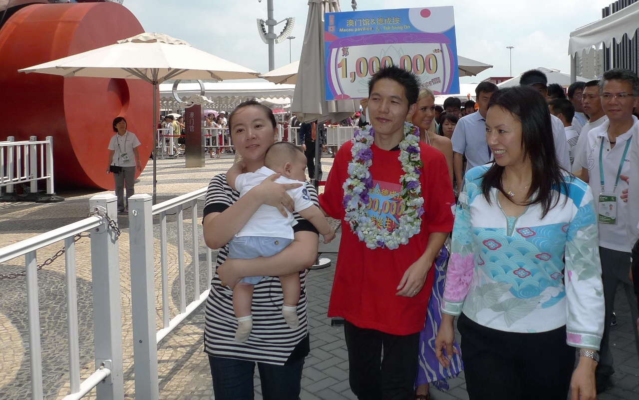 Um homem com sorte, o senhor Zhang e família, acompanhados por Christiana Ieong, dão uma volta no pavilhão de Macau e são felicitados.