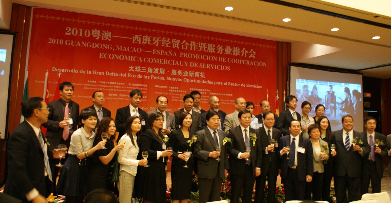 Fotografias da Delegação Empresarial de Macau com o Conselheiro Económico e Comercial da Embaixada da República Popular da China em Espanha, Dong Yuzhong e o chefe da delegação empresarial da Província de Guangdong e cumulativamente Vice-Director do Departamento de Cooperação Económica e do Comércio Externo do Governo da Província de Guangdong, Wu Jun